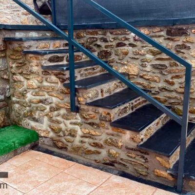 Escaleras exterior de pizarra.